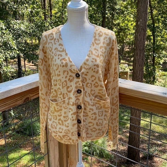 Boutique Hadley Leopard Print Marigold Button Front Cardigan Sz M w/ pockets NWT - Picture 9 of 10